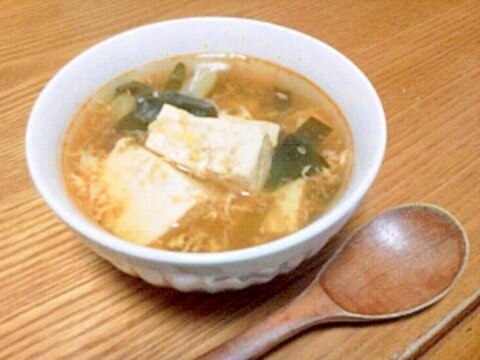 寒い日に飲みたい！キムチの素でピリ辛☆たまごスープ